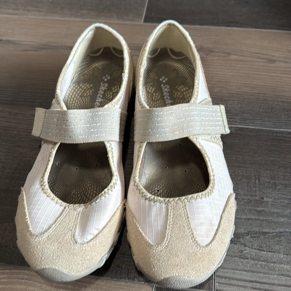 Cute Sketchers slip on shoes.  Ladies size 8 - Picture 2 of 6